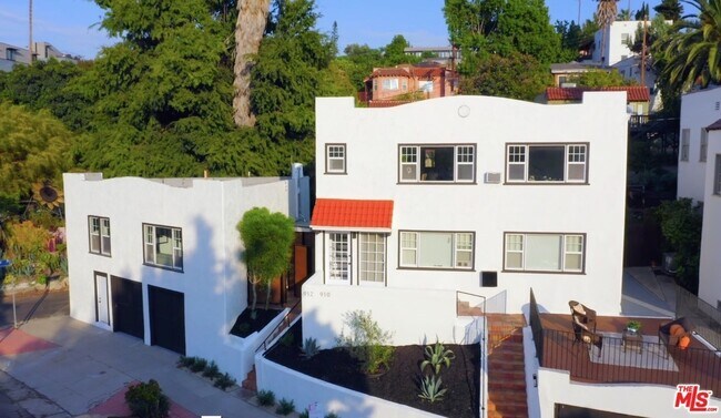 Incluye su propio garaje privado y lavandería privada. - 912 Sanborn Ave