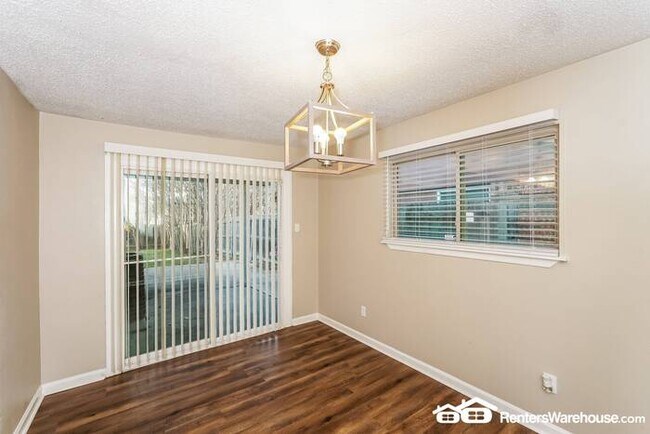 Building Photo - Newly renovated spacious 3 bed/2 bath, wit...