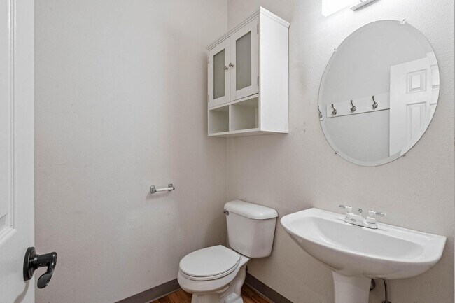 Foto del edificio - $500 move-in special! Unique 2-bdrm/2.5-bath duplex w/ A/C—Private patio, storage, garage w/ wash...