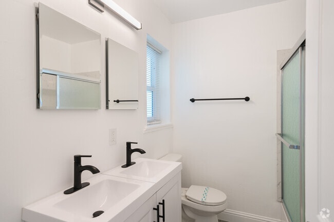 2BR, 1BA - 816SF - Bathroom - 1715 Central Apartments