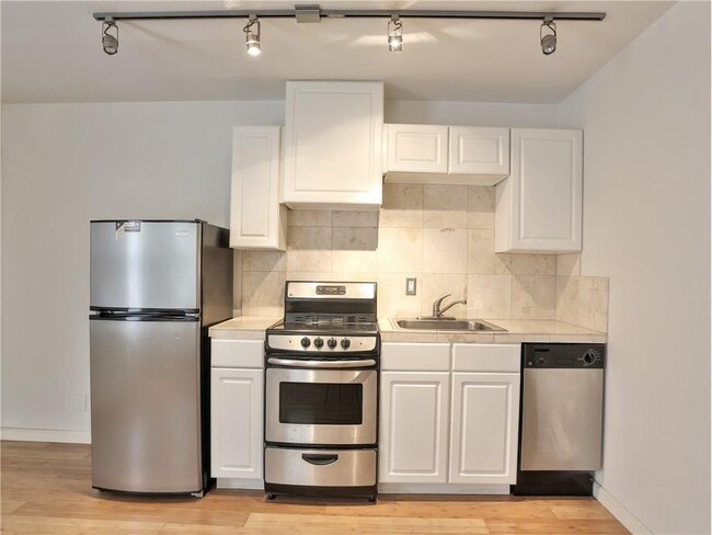 Building Photo - 210 W 38th St