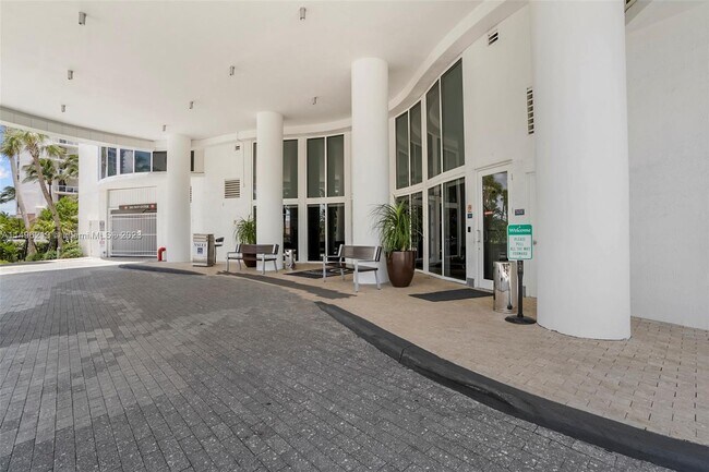 Building Photo - 17201 Collins Ave