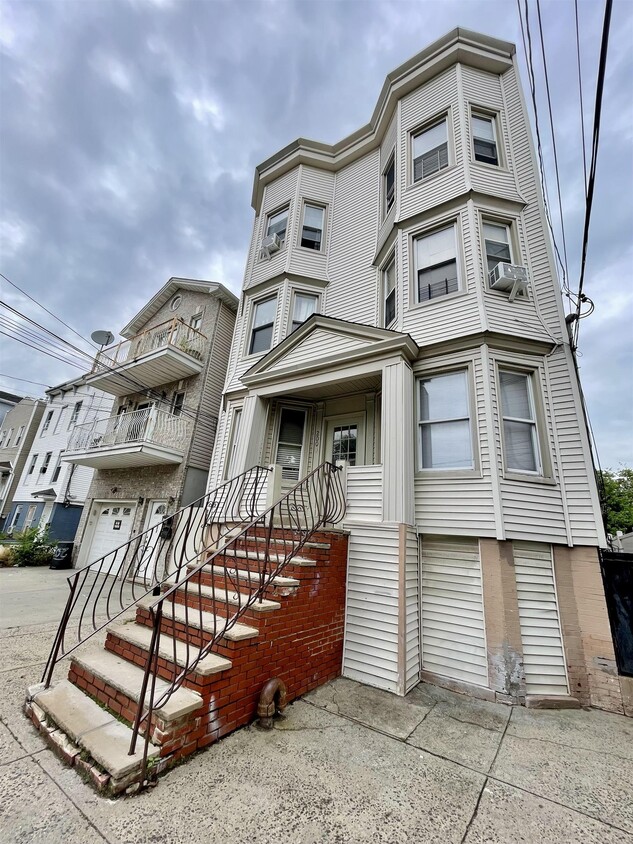 Primary Photo - 200 Nunda Ave