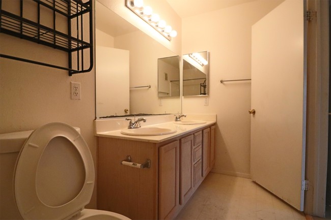 Building Photo - 5206 Mandalay Springs Dr