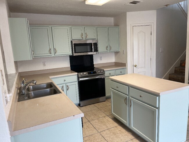Building Photo - 551 Bridle Ridge