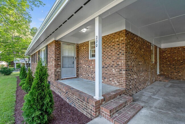 Foto del edificio - AVAILABLE NOW!! 4 bedroom Brick Ranch Styl...