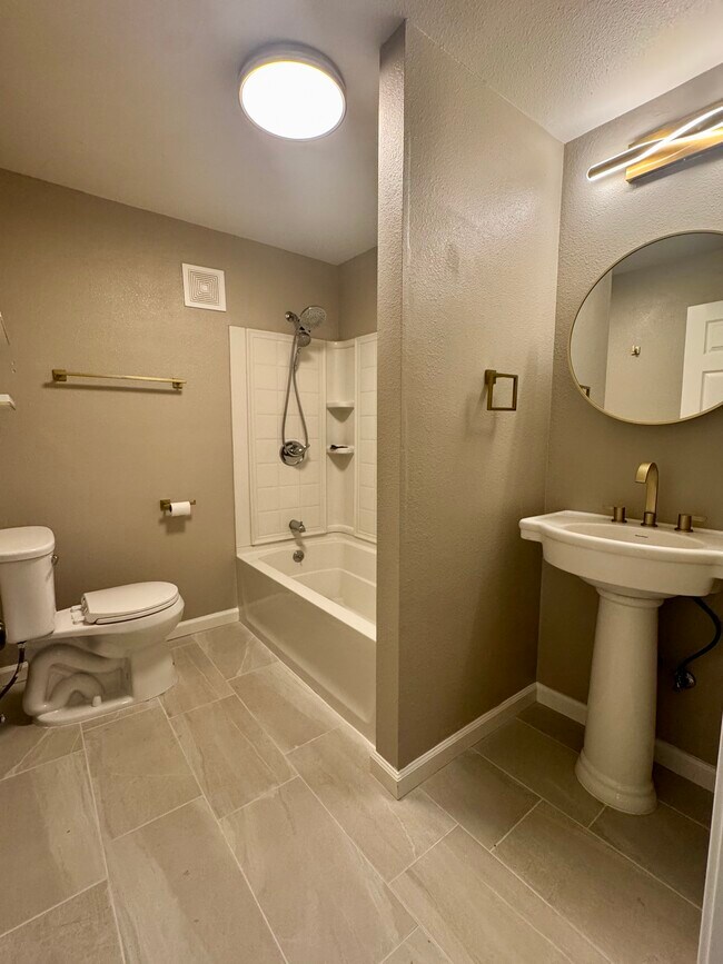 Foto del edificio - 22700 McKean Rd