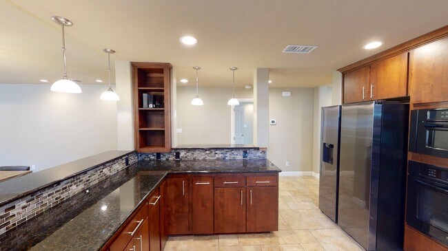 Foto del edificio - Stylish & bright Ridglea North home steps from Berney Park