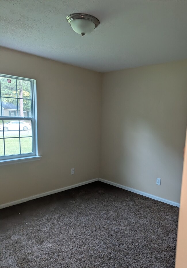 unit A front bedroom - 1124 University St