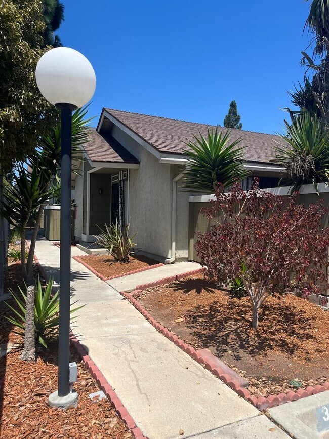 Foto del edificio - Beautiful 2 Bedroom/1 Bath Floor Level Rem...