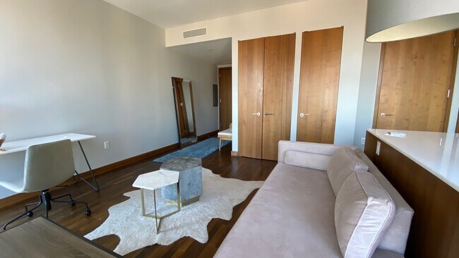 Building Photo - Highrise River, City Views on 5th Ave