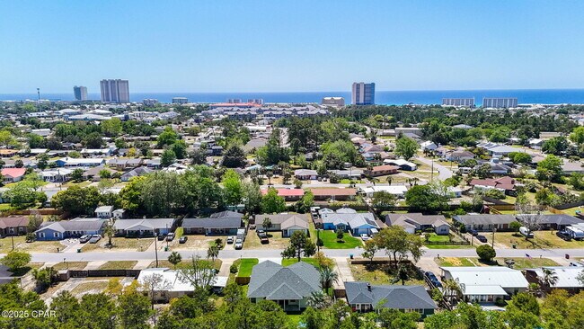 Foto del edificio - 145 Manistee Dr