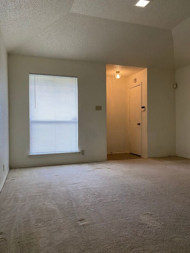 Building Photo - Half Duplex ready for immediate move-in!