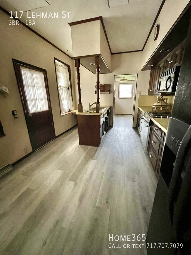 Foto del edificio - Large Three Bedroom One Bath home with off...