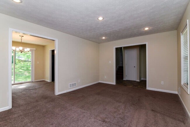 Building Photo - 470 Burgundy Ct