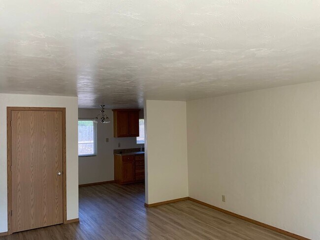 Building Photo - 2 bedroom in River Road Area