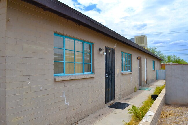 Building Photo - 1328 E 7th St