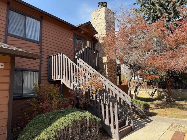 Newly Remodeled 1-Bed 1-Bath Townhome with Garage Parking – Available Now! - Newly Remodeled 1-Bed 1-Bath Townhome with Garage Parking – Available Now!