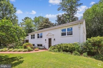 Building Photo - 6916 Southridge Dr