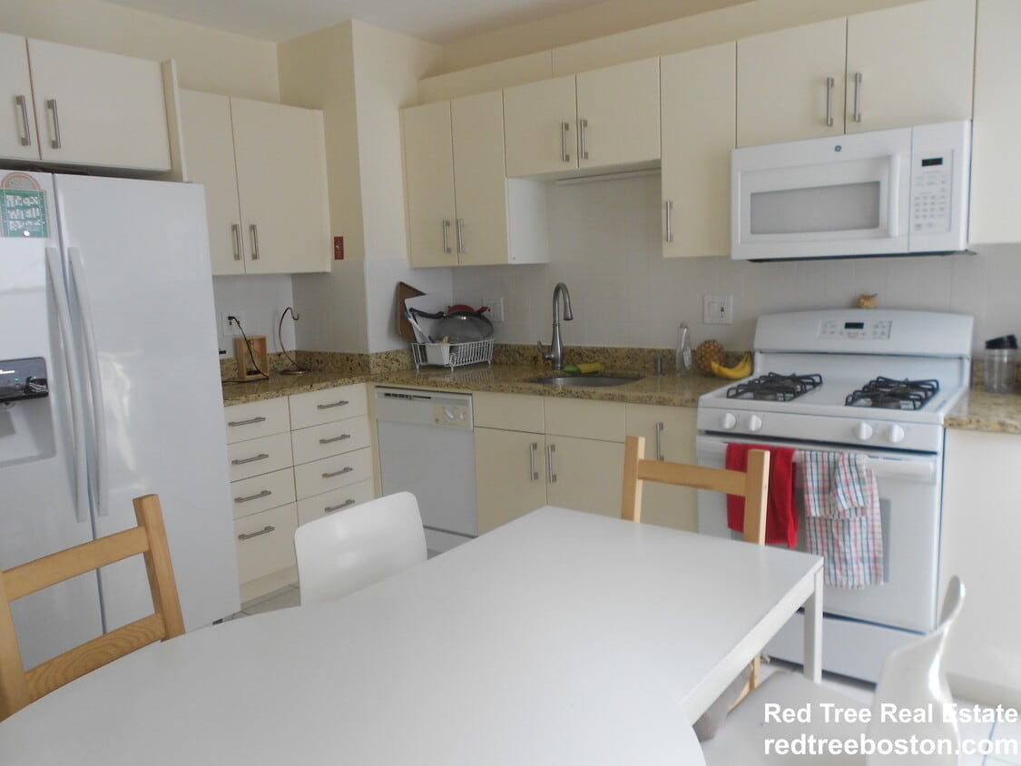 Primary Photo - 63 Fairbanks St