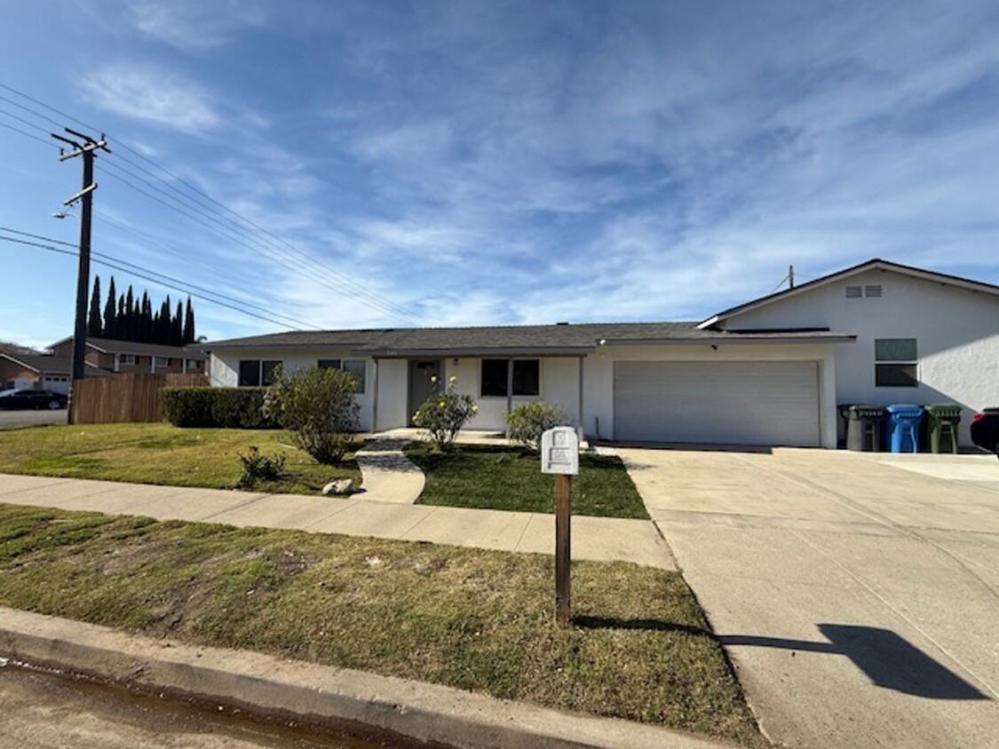 Foto principal - 3 bed, 2 bath single story home in Simi Va...