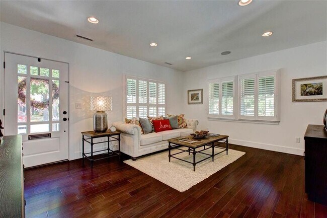 Building Photo - CHIC CORNER LOT BUNGALOW ON HISTORIC HARRI...