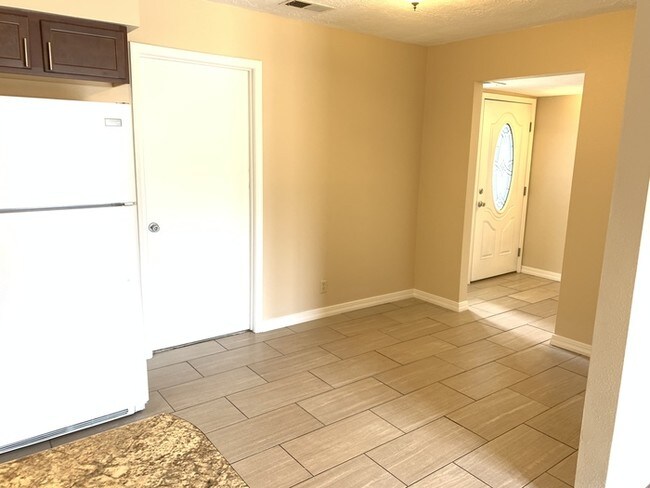 Building Photo - 3 Bed 2 Bath Home Available Now!