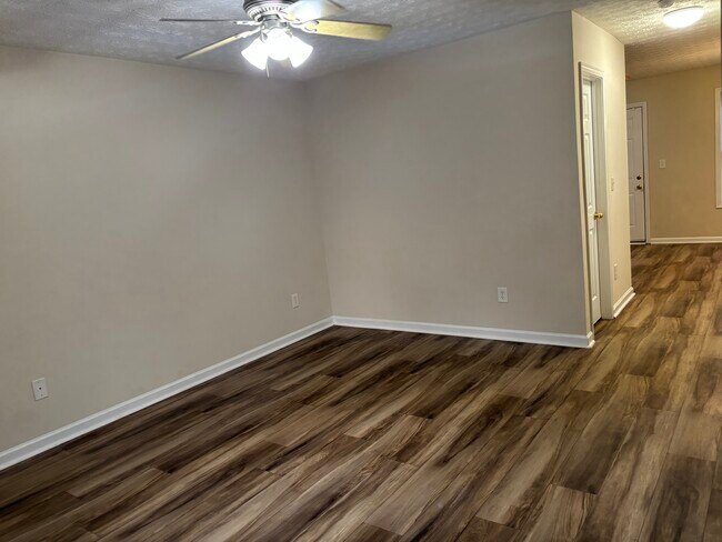 Sala de estar - 97 Lily Dr Apt I, Lily Drive Apartments