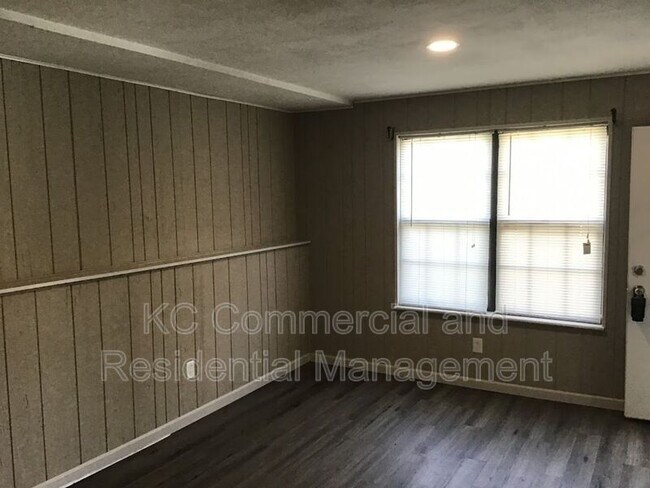 Foto del edificio - 9213-9219 E 54th Terrace
