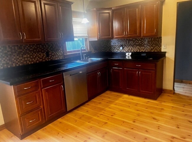 Building Photo - 106 8th St