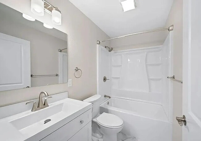 Foto del edificio - "Charming 3-Bed Townhouse with Granite Countertops & Hardwood Floors in Santa Ana!"