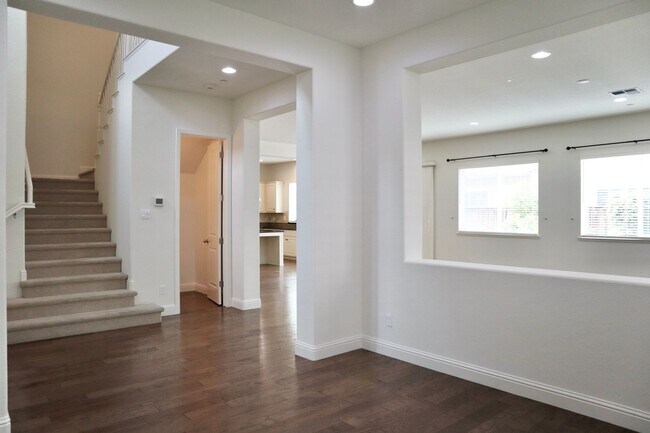 Foto del edificio - Stunning 3,400 Square Foot Home For Rent! ...
