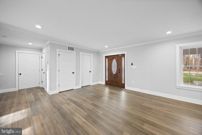 Building Photo - 1322 W King Rd