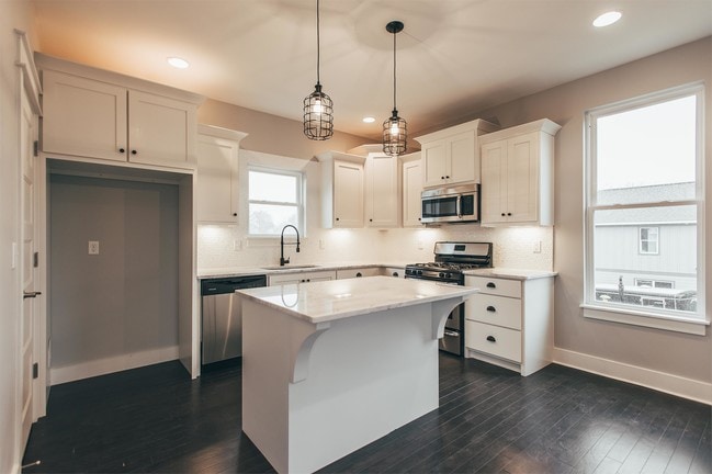 Building Photo - 2134 15th Ave N