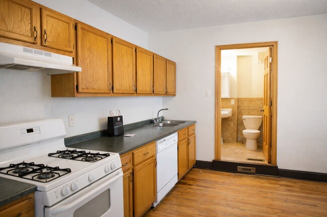 Building Photo - Huge House with Tons of Parking- 6 Bed 2 Bath in Como for Sept 2026