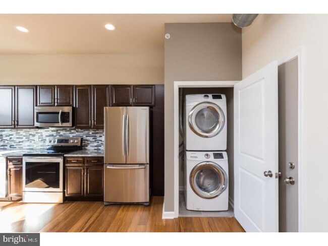 Building Photo - 2418 Frankford Ave