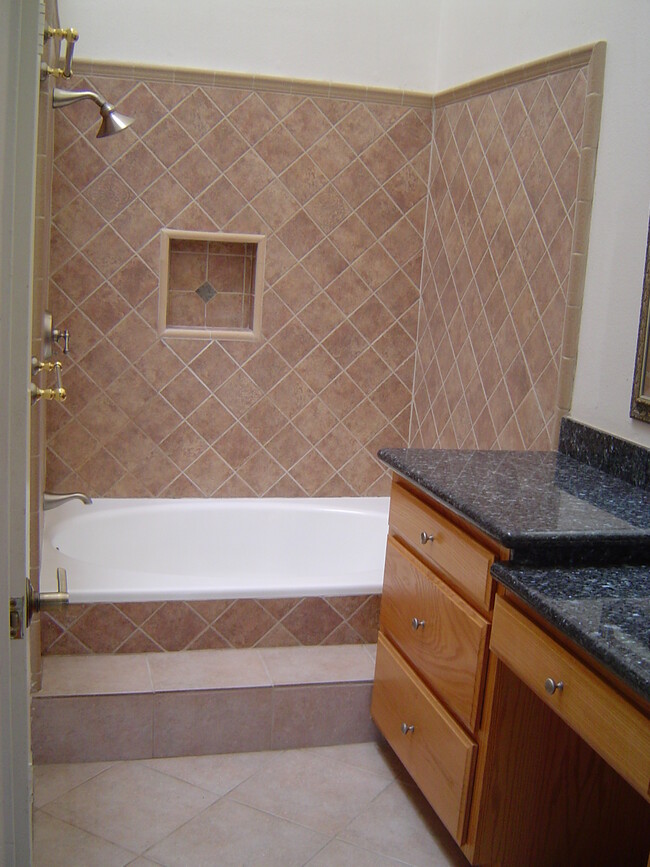 Master bath - 2538 W MacArthur Blvd