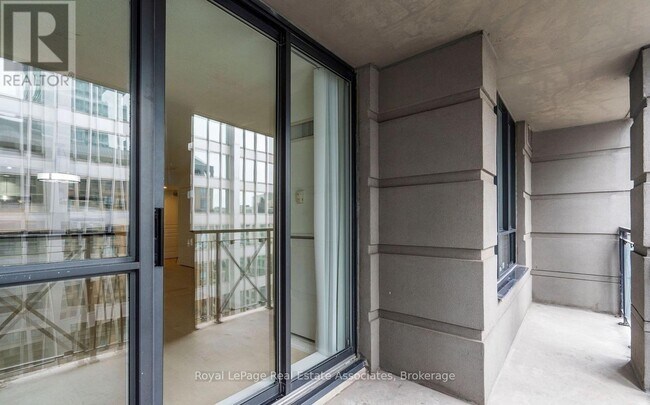 Building Photo - 140 Simcoe St