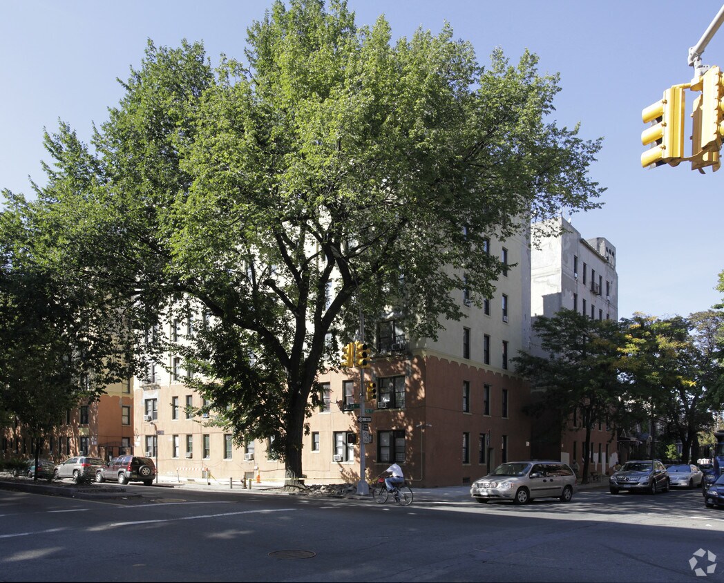 Foto principal - 89-07 34th Ave