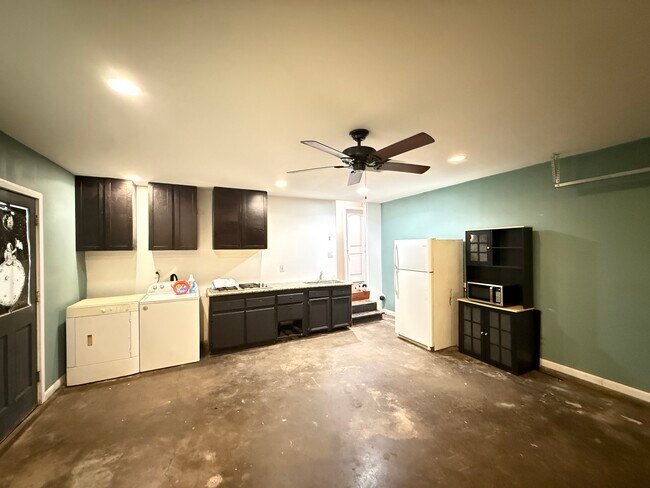 Building Photo - 235 S Robin Rd