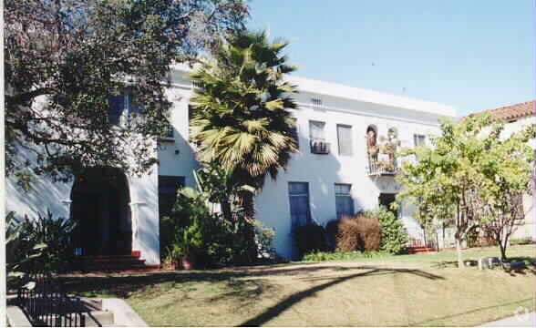 Foto principal - 127-133 1/2 Bimini Pl