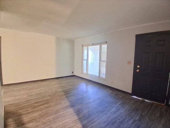 Building Photo - 1102 Harmon St