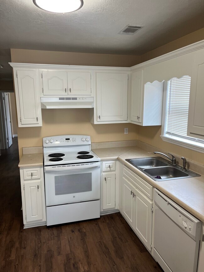 Building Photo - 2707 Landing Loop Dr