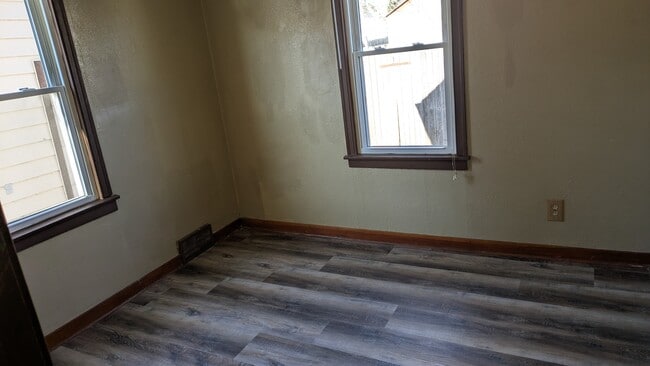 Building Photo - 510 5th St SE