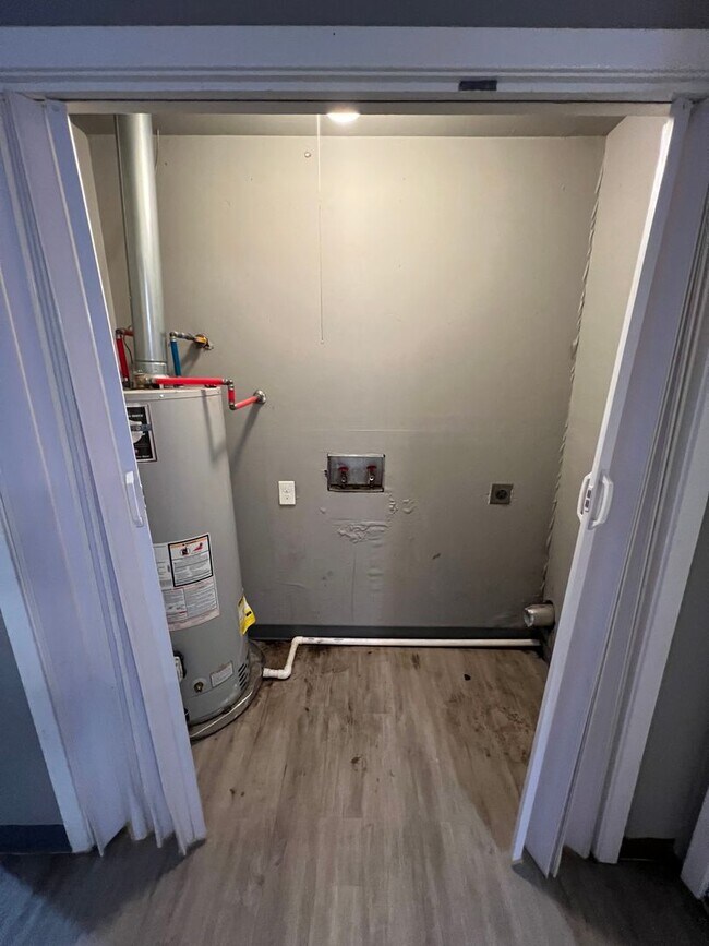 Building Photo - Coming Soon! Nice, 3 bed/1.5 bath with vin...