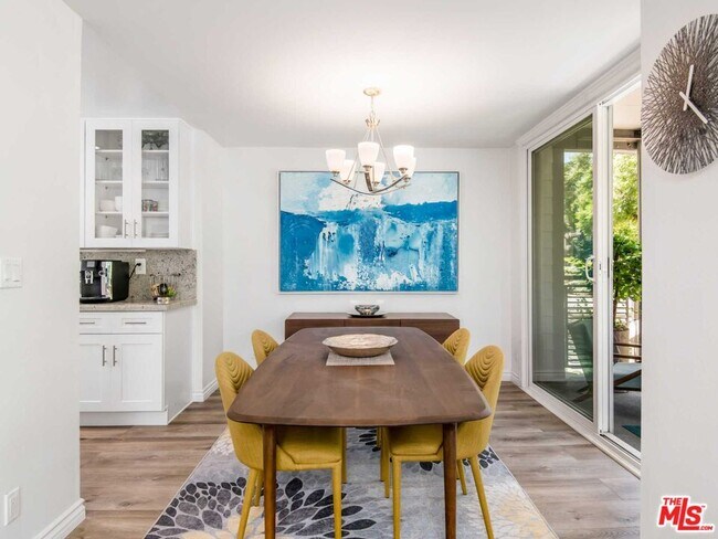 Building Photo - 424 N Palm Dr