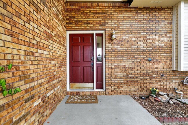 Foto del edificio - 4BR/4BA Updated Home with Finished Basement Suite & Landscaped Yard