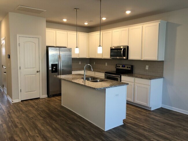 Foto del edificio - Beautiful Open Concept 3 BR 2.5 Bath Townhome