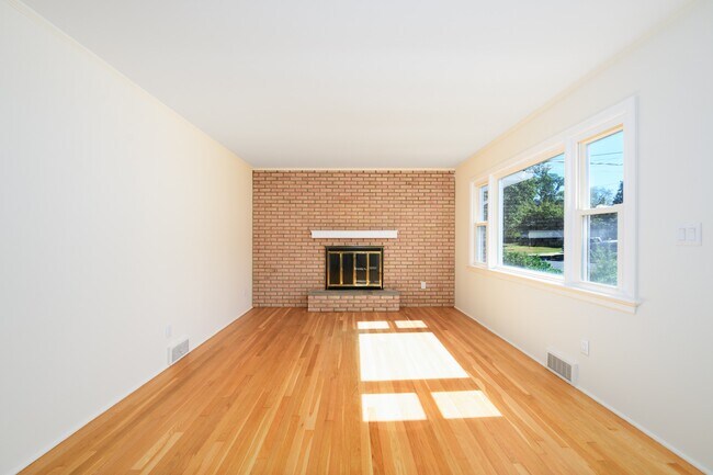 Foto del edificio - 361 Meadowbrook Ave