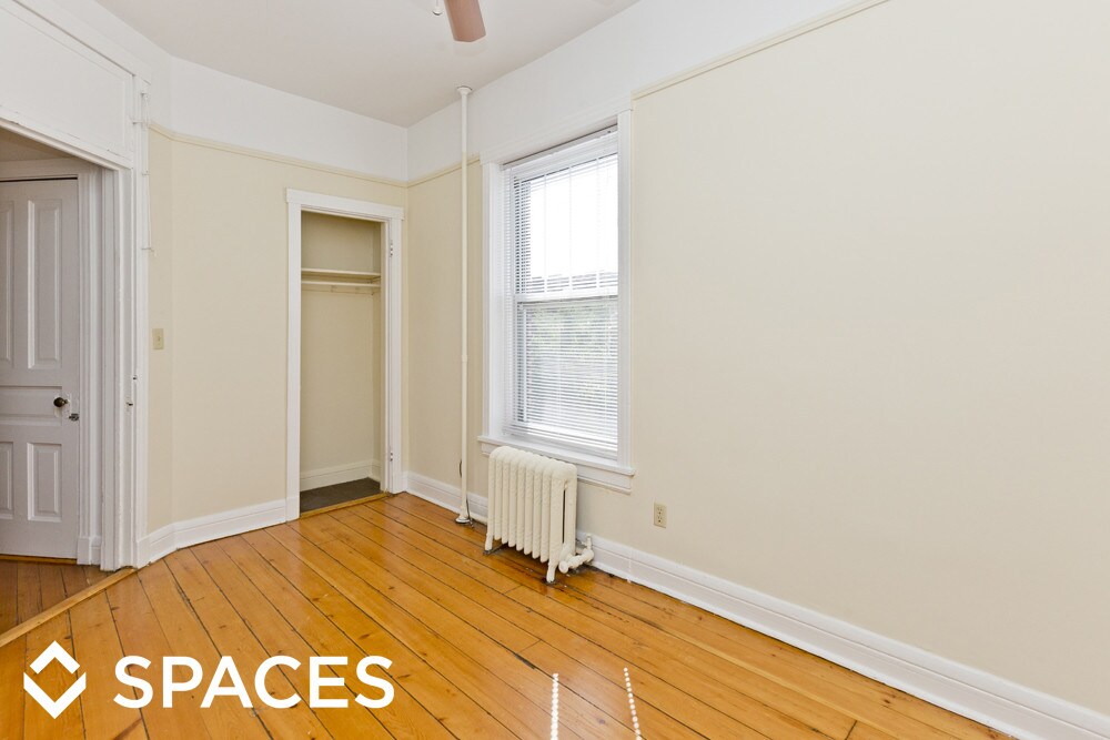 Primary Photo - 334 W Dickens Ave